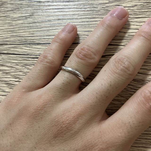 【アイプリモ(I-PRIMO)の口コミ】 シンプルながらも動きのある装飾が施された指輪です。いくつか試着してみ…