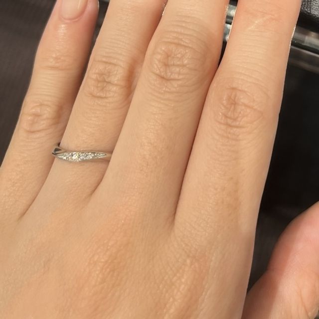 【ラザール ダイヤモンド(LAZARE DIAMOND)の口コミ】 ウェーブ型の結婚指輪を探していました。たくさんの形の結婚指輪を出して…