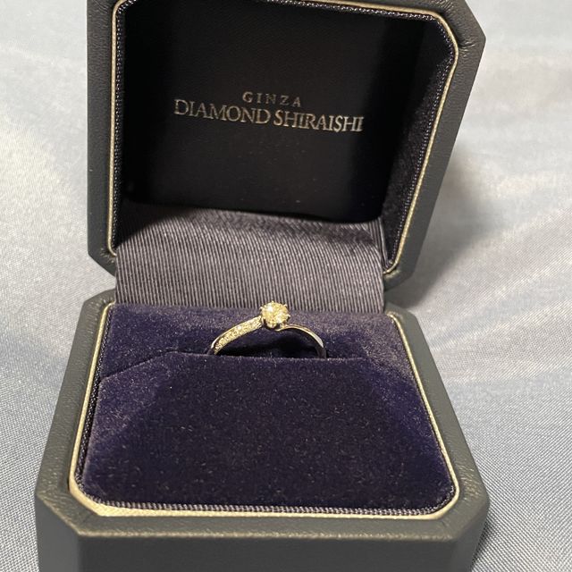 【銀座ダイヤモンドシライシの口コミ】 女の子のキラキラとした笑顔を、花々に重ねたエンゲージリングシリーズで…