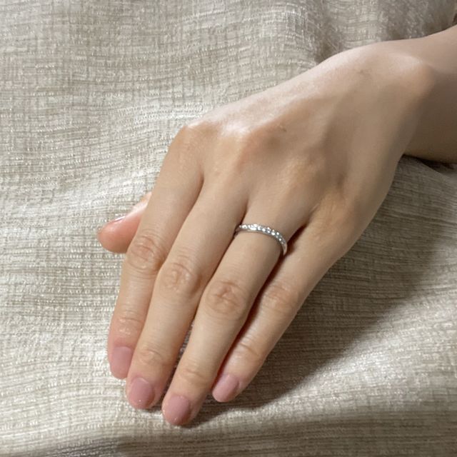 【ラザール ダイヤモンド(LAZARE DIAMOND)の口コミ】 角が無く、ウェーブが手に馴染み、着け心地が良く、上品なダイヤモンドの…