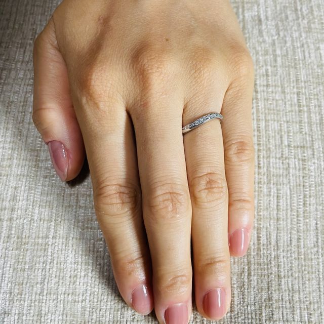 【ラザール ダイヤモンド(LAZARE DIAMOND)の口コミ】 角が無く、ウェーブが手に馴染み、着け心地が良く、上品なダイヤモンドの…