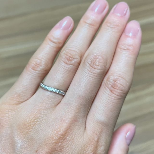 【ラザール ダイヤモンド(LAZARE DIAMOND)の口コミ】 角が無く、ウェーブが手に馴染み、着け心地が良く、上品なダイヤモンドの…