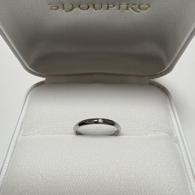 【BONDS(ボンズ)の口コミ】 指輪のオススメポイントは、シンプルで長年使えるデザインという点です。
…