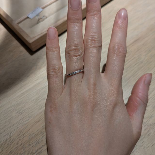 【ith(イズ)の口コミ】 右片方にダイヤモンドが並んでいるデザインが控えめでおしゃれであること…