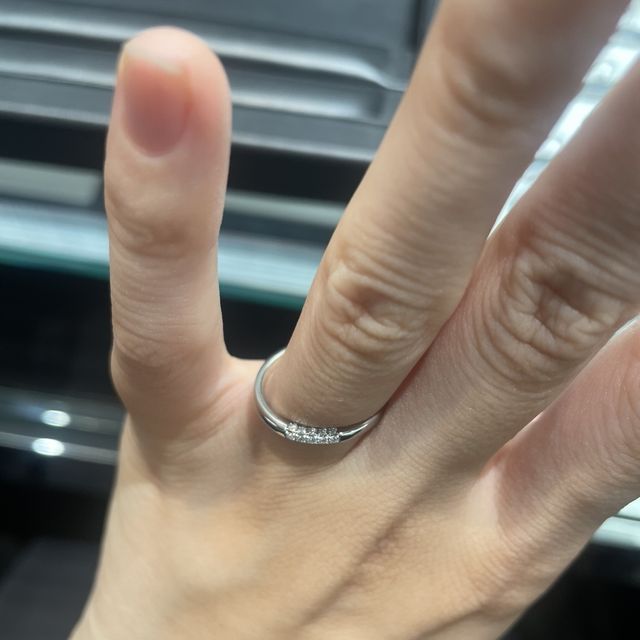 【ラザール ダイヤモンド(LAZARE DIAMOND)の口コミ】 ストレートタイプの指輪を探していました。
側面にもダイヤが入っており、…