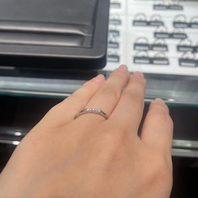 【ラザール ダイヤモンド(LAZARE DIAMOND)の口コミ】 ストレートタイプの指輪を探していました。
側面にもダイヤが入っており、…