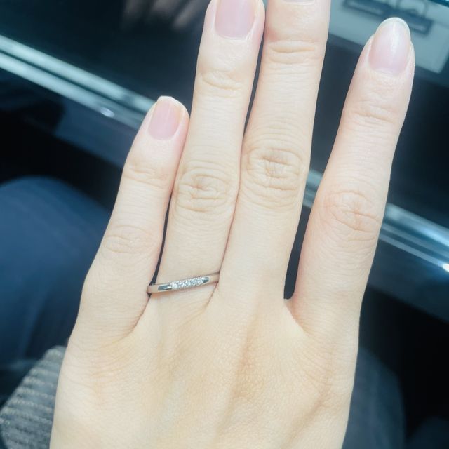 【ラザール ダイヤモンド(LAZARE DIAMOND)の口コミ】 ストレートタイプの指輪を探していました。
側面にもダイヤが入っており、…