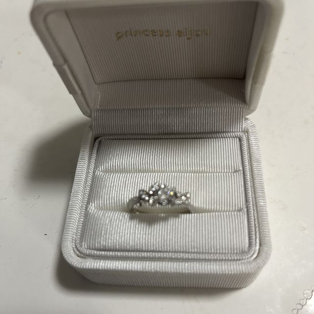 【Princess Bijou(プリンセス・ビジュー)の口コミ】 ディズニー好きなのでディズニーのブランドです。婚約指輪は、ダイヤモン…