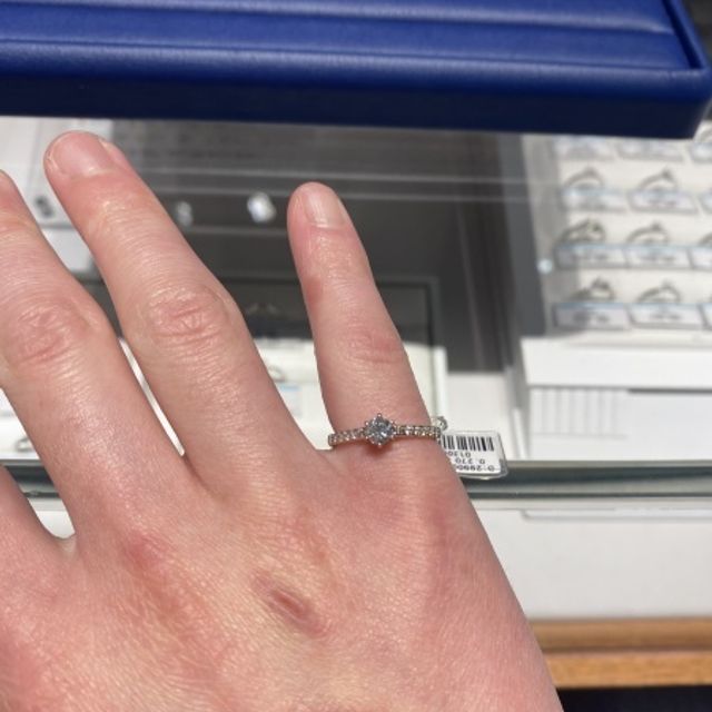 【銀座ダイヤモンドシライシの口コミ】 とても可愛いデザインで気に入りました。様々な指輪を見ることが出来た。…