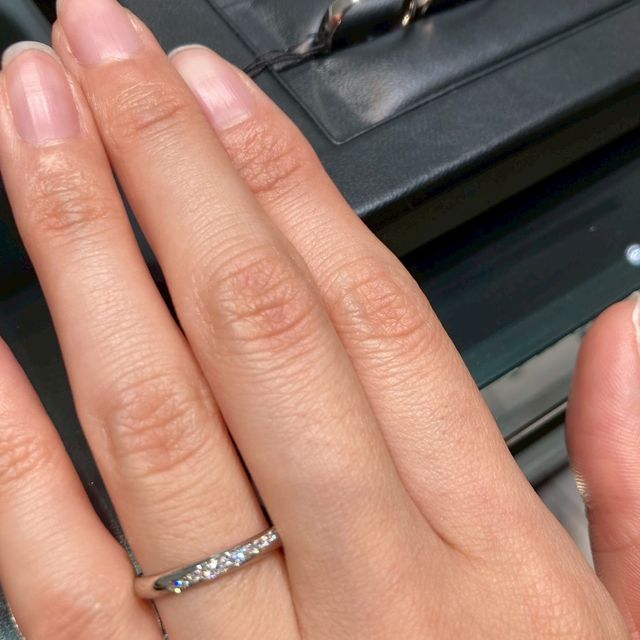 【ラザール ダイヤモンド(LAZARE DIAMOND)の口コミ】 ストレートでシンプルなデザイン！ダイヤが斜めに入ってるので指がキレイ…