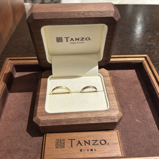 【TANZO.(鍛造指輪)の口コミ】 指輪のデザインが和風っぽく素敵でした。
その他に刻印の種類や指輪の色な…