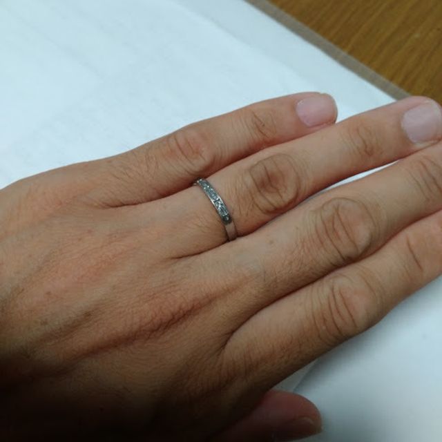 【agete(アガット)の口コミ】 嫁さんが一目見てこれって決めました。僕的にも非常にシンプルなリングだ…