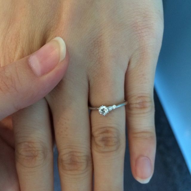 【ラザール ダイヤモンド(LAZARE DIAMOND)の口コミ】 一番はデザインです。ダイアモンドひとつのシンプルなデザインより、サイ…