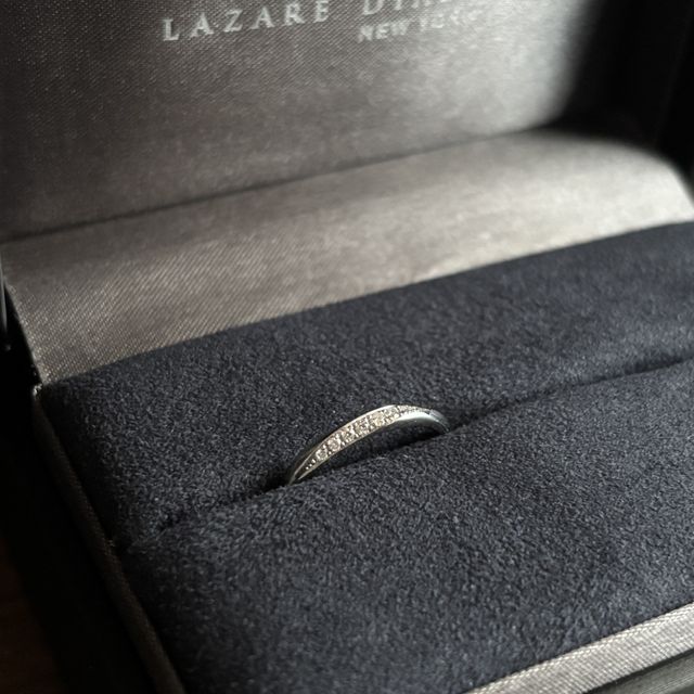 【ラザール ダイヤモンド(LAZARE DIAMOND)の口コミ】 ひねりがあり、ダイヤモンドが複数埋めてあるデザインのため、指が長く綺…