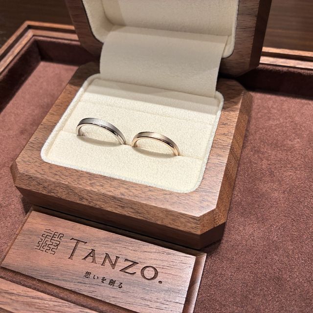 【TANZO.(鍛造指輪)の口コミ】 夫婦で完全に同じデザインで、素材のみ違う指輪です。
石を入れない分、指…