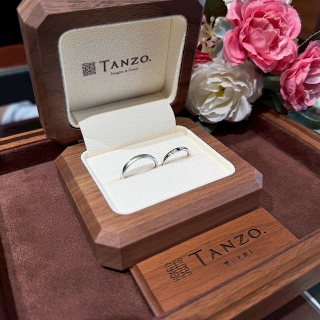 【TANZO.(鍛造指輪)の口コミ】 v字型の女性らしいウェーブラインのシルバーリングに、センターに大きめの…