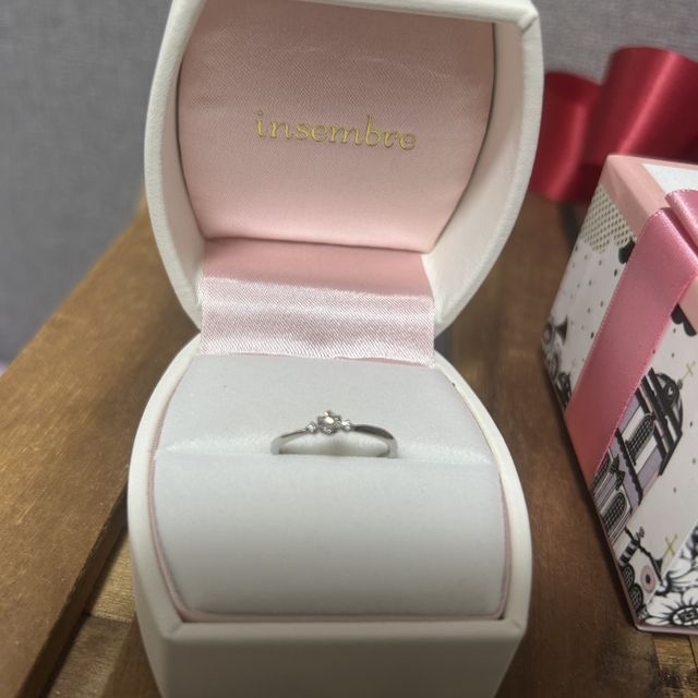 【insembre(インセンブレ)の口コミ】 指輪はシンプルで可愛いデザインで価格も見合ってます。
指輪もですがパッ…