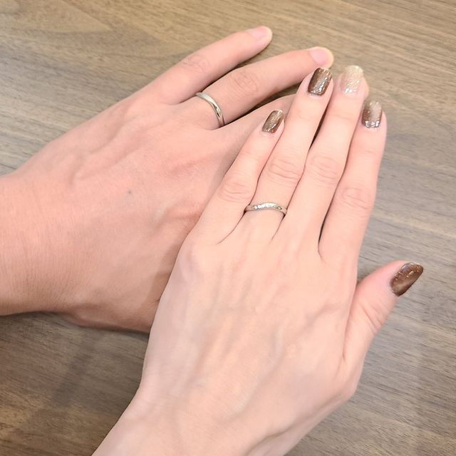 【銀座ダイヤモンドシライシの口コミ】 わたしの指は平均よりすこし細目なのでシンプルで細めの指輪にしました。
…