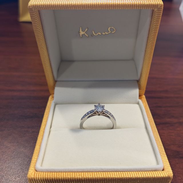 【ケイウノ ブライダル(K.UNO BRIDAL)の口コミ】 指輪の側面から見ても映えること、かつ、上から見た時にも華やかな印象と…