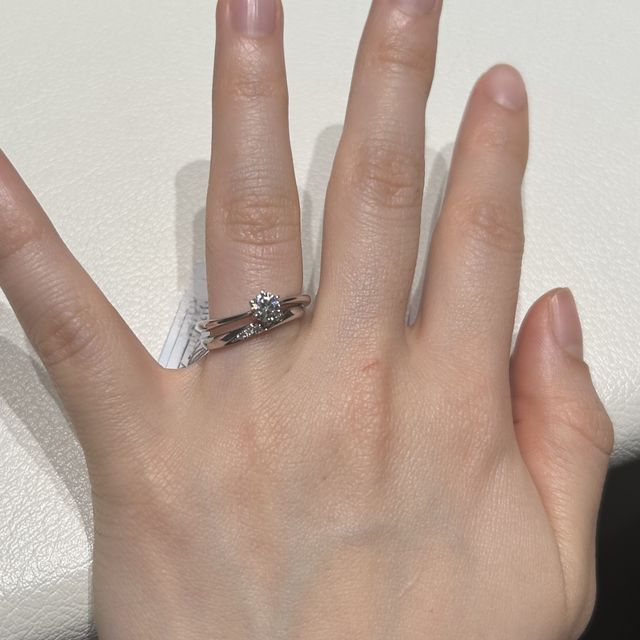 【アイプリモ(I-PRIMO)の口コミ】 ウェーブで着け心地がよかった。
ウェーブの結婚指輪とカチッと密着してし…