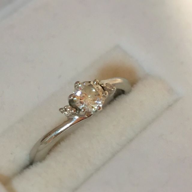 【ジュエリーツツミ(JEWELRY TSUTSUMI)の口コミ】 シンプルなデザインで、飽きがこないのが最大の魅力です。結婚指輪と重ね…