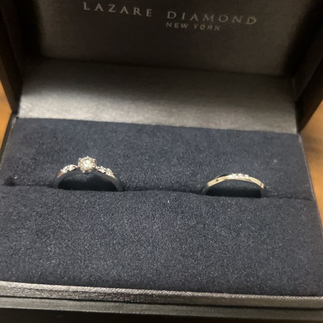 【ラザール ダイヤモンド(LAZARE DIAMOND)の口コミ】 ストレート同士なので、重ね付けしてもしっくり馴染みました。結婚指輪の…