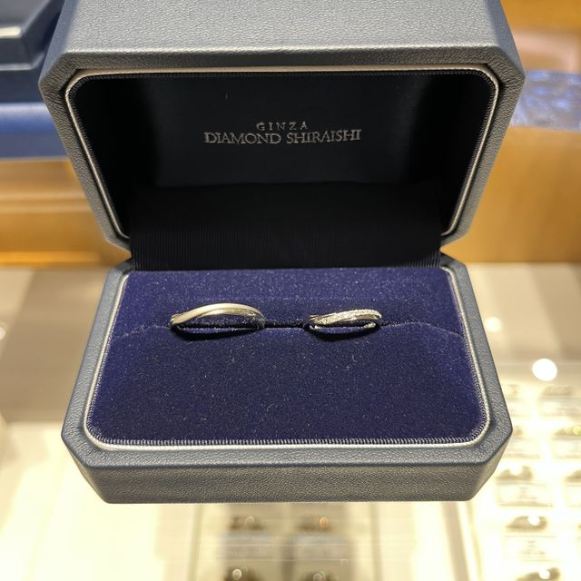【銀座ダイヤモンドシライシの口コミ】 女性リング着用時、端から端までダイヤが入っていて、多少リングが回転し…