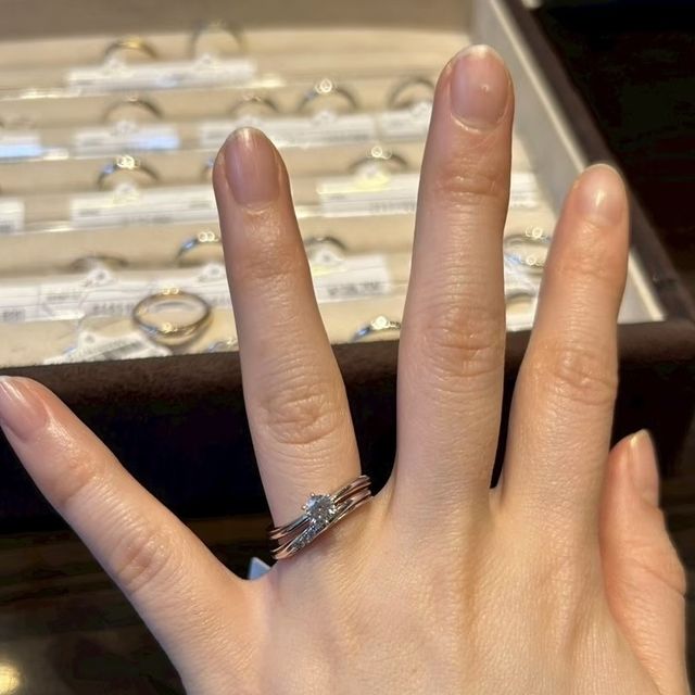 【ケイウノ ブライダル(K.UNO BRIDAL)の口コミ】 緩やかなウェーブで着け心地が良かった。普段から指輪をつけ慣れていない…