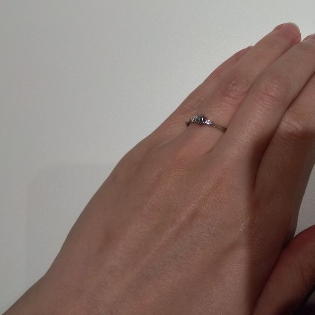 【ラザール ダイヤモンド(LAZARE DIAMOND)の口コミ】 割と最近の新しいデザインのようです。正面から見るとメインのダイヤの両…