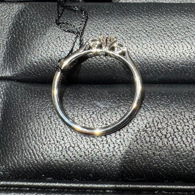 【ラザール ダイヤモンド(LAZARE DIAMOND)の口コミ】 割と最近の新しいデザインのようです。正面から見るとメインのダイヤの両…