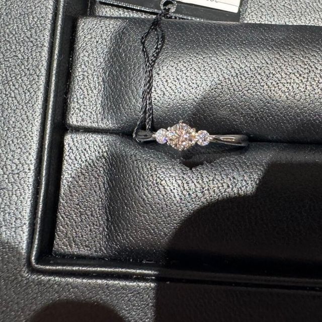 【ラザール ダイヤモンド(LAZARE DIAMOND)の口コミ】 割と最近の新しいデザインのようです。正面から見るとメインのダイヤの両…