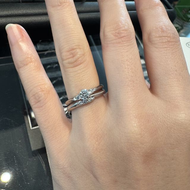 【エクセルコダイヤモンド(EXELCO DIAMOND)の口コミ】 マリッジリングはメインの両脇にメレダイヤが一粒ずつあるタイプです。細…