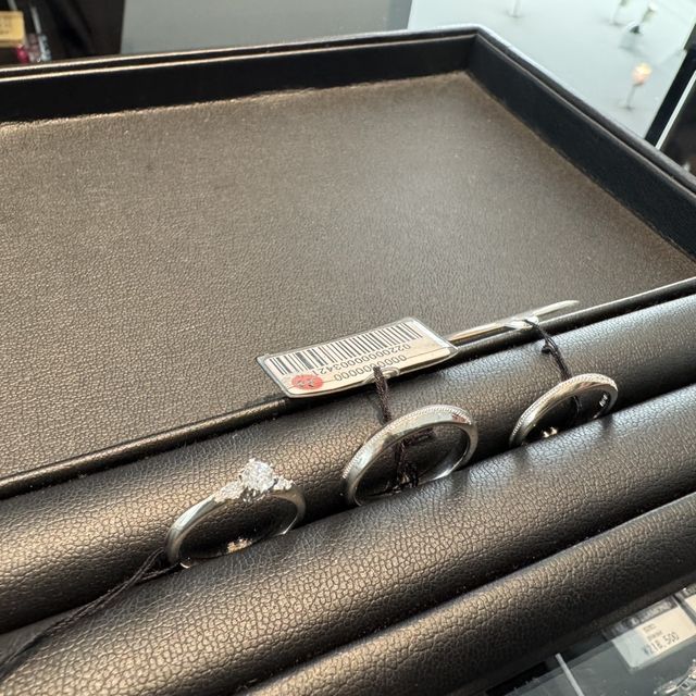 【エクセルコダイヤモンド(EXELCO DIAMOND)の口コミ】 マリッジリングはメインの両脇にメレダイヤが一粒ずつあるタイプです。細…