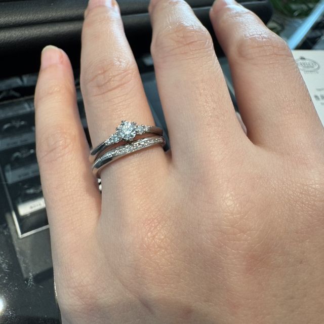 【エクセルコダイヤモンド(EXELCO DIAMOND)の口コミ】 マリッジリングはメインの両脇にメレダイヤが一粒ずつあるタイプです。細…
