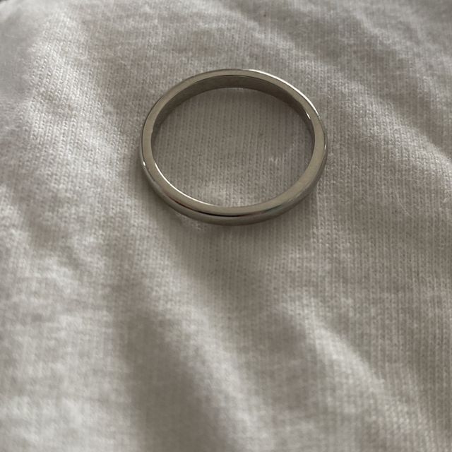 【CRAFY(クラフィ)の口コミ】 重ね付けしたい場合にも違和感なくマッチするシンプルな甲丸リングpt950に…