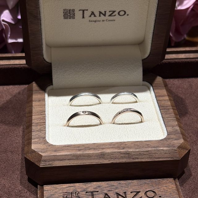 【TANZO.(鍛造指輪)の口コミ】 スターダスト加工をしていただき、またダイアモンドを3粒つけています。ど…
