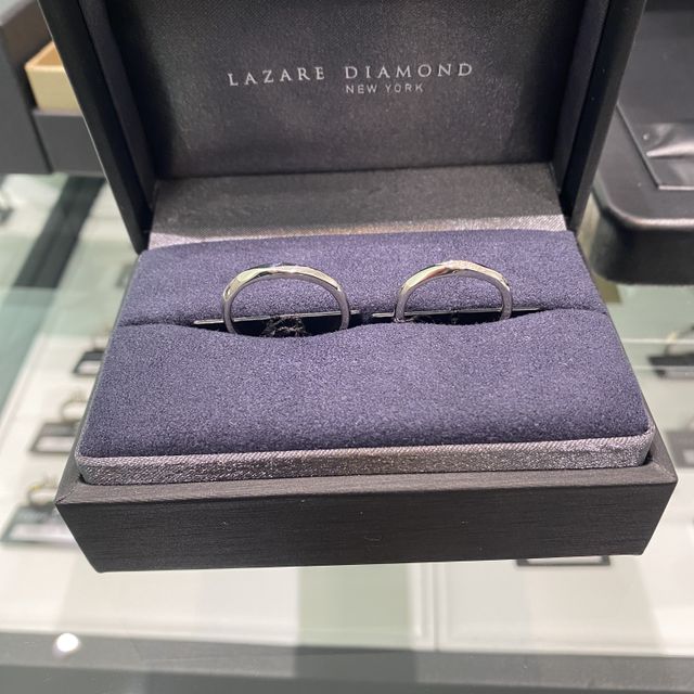 【ラザール ダイヤモンド(LAZARE DIAMOND)の口コミ】 新婦は控えめにダイヤが入ったデザイン、新郎は何もないシンプルなものを…