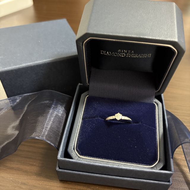 【銀座ダイヤモンドシライシの口コミ】 指が綺麗に見えるデザインがすごくよく指輪のダイヤモンドもきれいで憧れ…