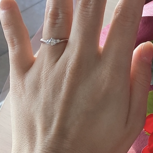 【銀座ダイヤモンドシライシの口コミ】 ダイヤが3つ入っているウェーブデザインです。一粒よりもさりげない感じで…