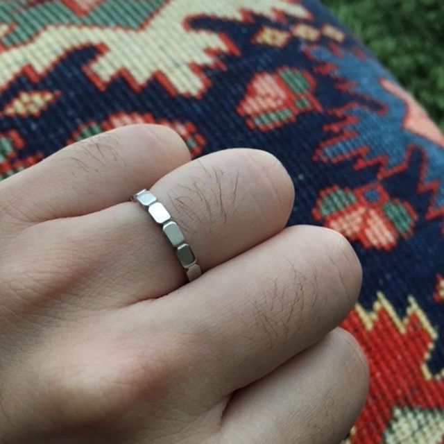 【シャネル(CHANEL)の口コミ】 夫婦でペアで買いましたが、男性用リングはいかにも輪っか、というような…