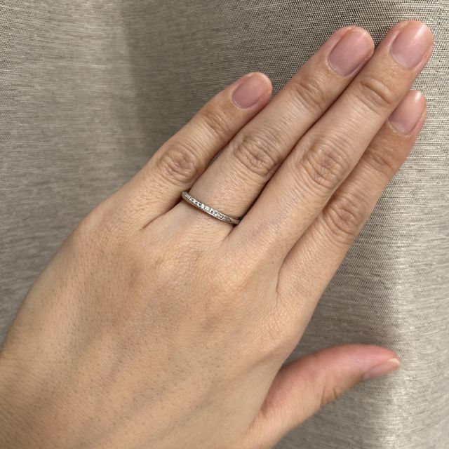 【銀座ダイヤモンドシライシの口コミ】 細めのデザインだが、細やかなダイヤの輝きがとても綺麗で指元が華やかに…