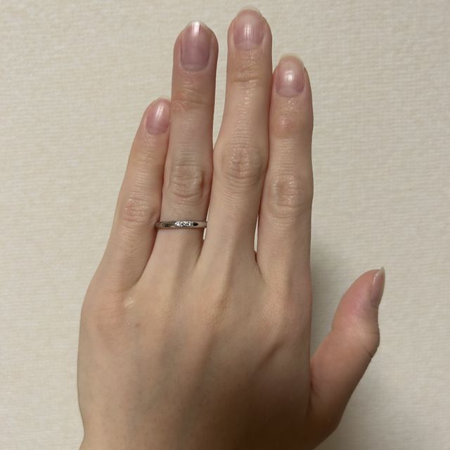 【銀座ダイヤモンドシライシの口コミ】 購入した結婚指輪のデザインは、シンプルで日常的にも非常に使いやすい素…