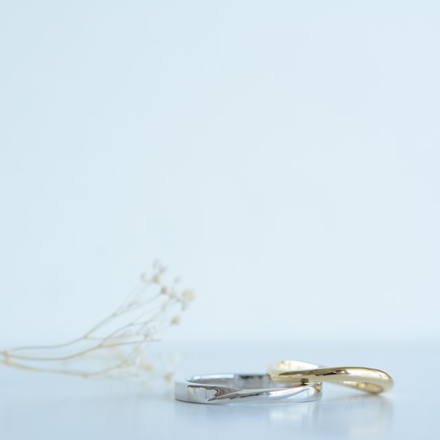 【CRAFY(クラフィ)の口コミ】 結婚指は元々ゴールドがいいと思っていたのと、形は真っ直ぐではなくうな…