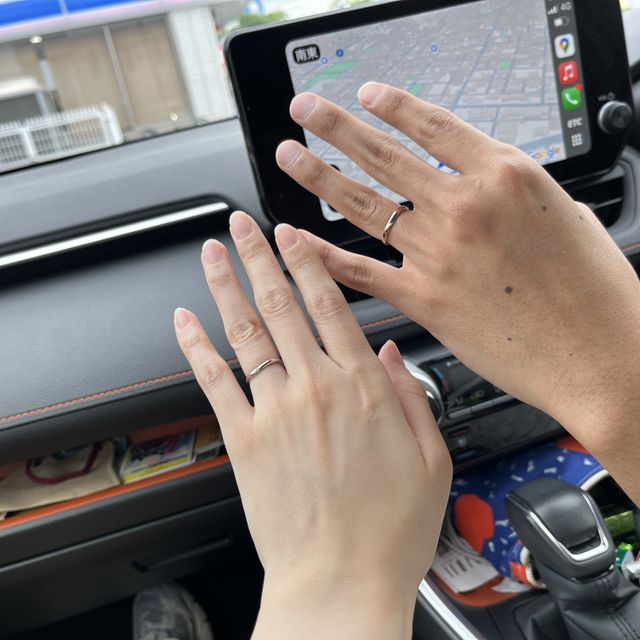 【JEWELRY STUDIO Advance(ジュエリースタジオアドバンス)の口コミ】 指の形が綺麗に見えるようにV字の指輪にしました。
夫は仕事中もずっとつ…