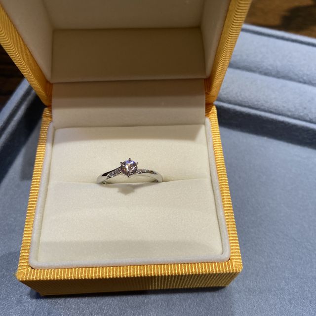 【ケイウノ ブライダル(K.UNO BRIDAL)の口コミ】 周りがキラキラしていて
ダイヤモンドが輝いている
つけた時に他の人とは…