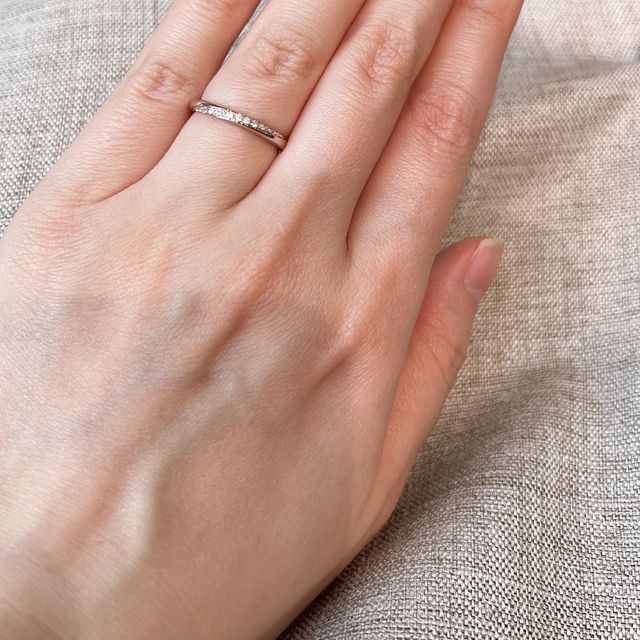 【アイプリモ(I-PRIMO)の口コミ】 斜めにダイヤが入っているので、正面から見ても横から見てもダイヤが見え…