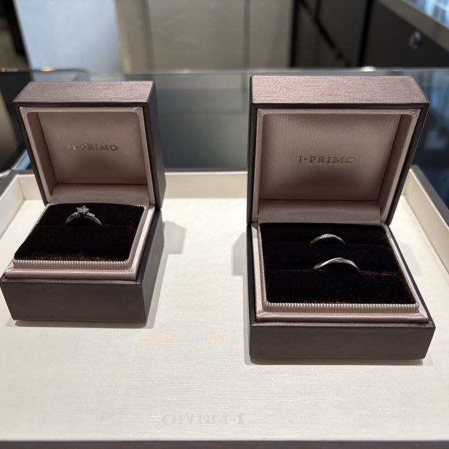 【アイプリモ(I-PRIMO)の口コミ】 メインのダイヤモンドの左右に小さなダイヤが付いているタイプの指輪を探…
