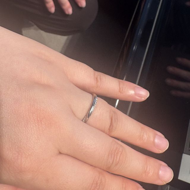 【銀座ダイヤモンドシライシの口コミ】 ダイヤが入っていても斜めに上下に入っていて控えめで、派手すぎないとこ…