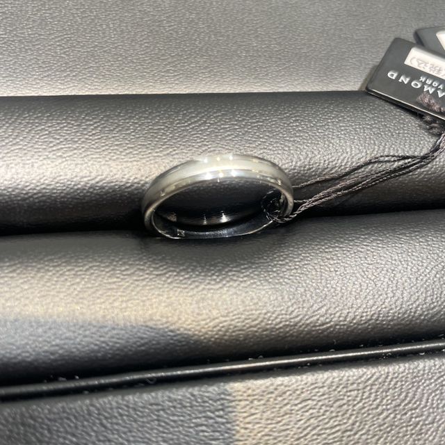 【ラザール ダイヤモンド(LAZARE DIAMOND)の口コミ】 こちらはラザールダイアモンドそんのシンプルなデザインの指輪ですが、プ…