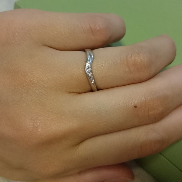 【LAPAGE(ラパージュ)の口コミ】 指を長く見せるデザインとクレマチスの指輪には、～神様の巡り合わせ～と…